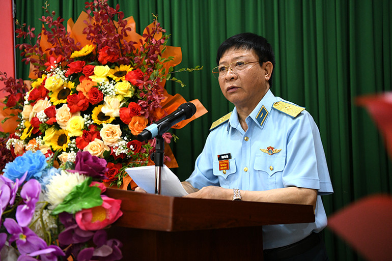 Thiếu tướng Phạm Văn Tính, Phó Tư lệnh Quân chủng Phòng không-Không quân phát biểu tại buổi lễ.