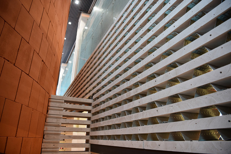 Trước thách thức biến đổi khí hậu, vật liệu xanh đang trở thành xu hướng không thể đảo ngược. Tại Vietbuild 2025, các giải pháp như gạch không nung, bê-tông nhẹ và vật liệu tái chế được giới thiệu rộng rãi, không chỉ giúp giảm thiểu tác động môi trường mà còn bảo đảm hiệu quả kinh tế và tính bền vững.