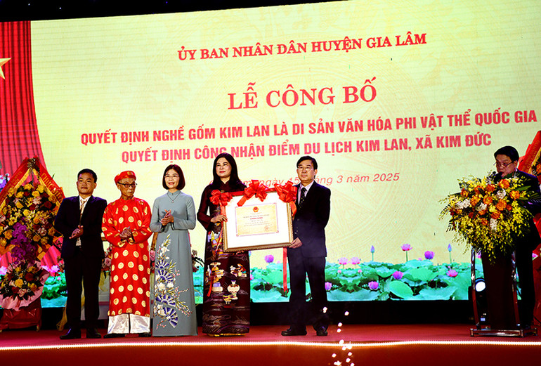 Lễ đón công nhận nghề gốm Kim Lan là Di sản văn hóa phi vật thể quốc gia.
