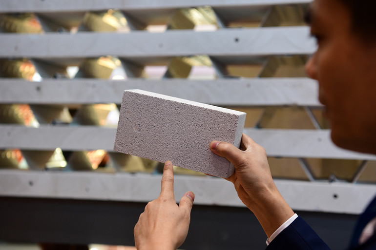 Gạch bê-tông khí của Vinacera có tính năng cách âm tốt, trọng lượng nhẹ, cách nhiệt cao, thân thiện với môi trường. Những vật liệu mới này không chỉ tiết kiệm năng lượng mà còn góp phần kiến tạo những công trình hiện đại, đáp ứng nhu cầu sống xanh của cộng đồng, hướng tới một tương lai hài hòa với thiên nhiên.