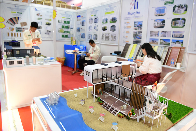 Xu hướng thiết kế không gian sống hiện đại đang làm thay đổi cách chúng ta sinh hoạt. Tại Vietbuild 2025, các giải pháp tối ưu công năng, tiết kiệm diện tích và nâng cao tính thẩm mỹ được trưng bày, mang đến sự tiện nghi và trải nghiệm vượt trội cho người dùng.