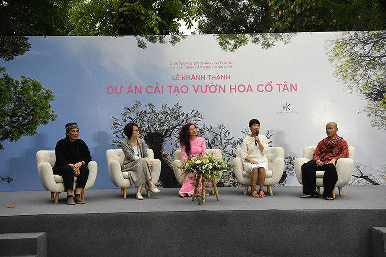 Các đại biểu chia sẻ với công chúng xu thế nghệ thuật gắn kết với môi trường tại tọa đàm.