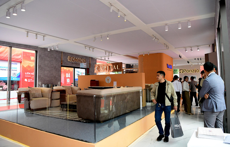 Tại triển lãm, các giải pháp tiên tiến như IoT, AI và BIM được giới thiệu, cùng với những sản phẩm cụ thể như nhà thông minh, hệ thống quản lý năng lượng và thiết bị tự động hóa.