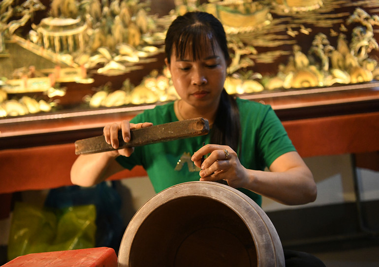 Chị Trần Thị Hạnh, thôn Ngọ, xã Chuyên Mỹ, huyện Phú Xuyên cho biết: "Được mang nghề truyền thống của làng mình lên Thủ đô Hà Nội giới thiệu, tôi rất tự hào. Mỗi nét khảm, mỗi đường vẽ đều là tấm lòng của người thợ gửi gắm vào đó - như cách chúng tôi giữ gìn và kể tiếp nối nghề cổ truyền của cha ông". Chị Trần Thị Hạnh, thôn Ngọ, xã Chuyên Mỹ, huyện Phú Xuyên cho biết: "Được mang nghề truyền thống của làng mình lên Thủ đô Hà Nội giới thiệu, tôi rất tự hào. Mỗi nét khảm, mỗi đường vẽ đều là tấm lòng của người thợ gửi gắm vào đó - như cách chúng tôi giữ gìn và kể tiếp nối nghề cổ truyền của cha ông".