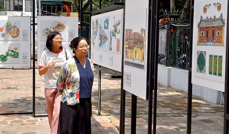 Khách tham quan khu trưng bày tranh vẽ các di sản văn hóa Việt Nam.