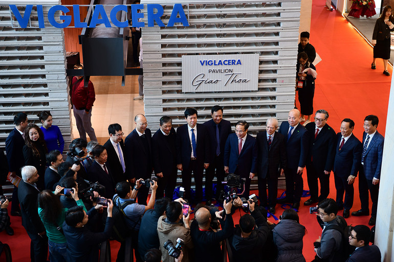 Các đại biểu tới dự Chương trình thăm quan các sản phẩm trưng bày tại Triển lãm.