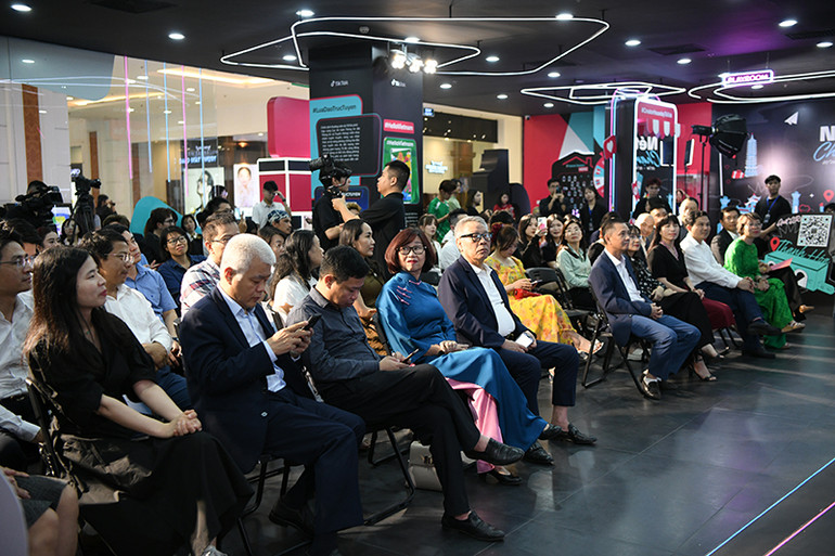 Đại diện các tỉnh, thành phố, các chuyên gia văn hóa tham dự sự kiện. Đại diện các tỉnh, thành phố, các chuyên gia văn hóa tham dự sự kiện.