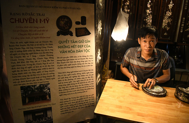 Tại không gian trưng bày làng nghề Chuyên Mỹ tại Trung tâm giao lưu văn hóa phố cổ Hà Nội công chúng có dịp thưởng lãm các sản phẩm làng nghề độc đáo mang đậm nét văn hiến của vùng đất Thăng Long-Hà Nội. Tại không gian trưng bày làng nghề Chuyên Mỹ tại Trung tâm giao lưu văn hóa phố cổ Hà Nội công chúng có dịp thưởng lãm các sản phẩm làng nghề độc đáo mang đậm nét văn hiến của vùng đất Thăng Long-Hà Nội.