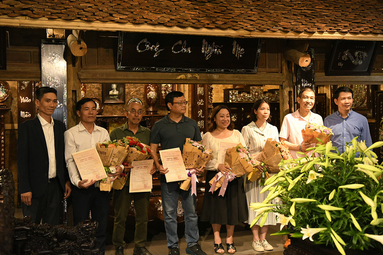 UBND quận Hoàn Kiếm trao giấy chứng nhận cho các đơn vị tham gia chuỗi hoạt động. UBND quận Hoàn Kiếm trao giấy chứng nhận cho các đơn vị tham gia chuỗi hoạt động.