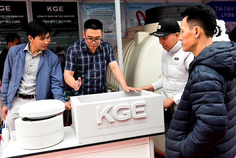 Gốm bọt sứ của Công ty TNHH vật liệu xanh KGE sản xuất từ vật liệu tái chế thân thiện với môi trường, có khả năng cách âm, hệ số dẫn nhiệt thấp.