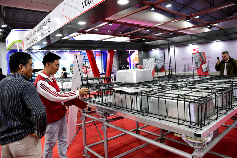 Những công nghệ thông minh này không chỉ nâng cao hiệu quả quản lý và vận hành công trình mà còn tối ưu hóa chất lượng thi công, giúp tiết kiệm thời gian và chi phí.