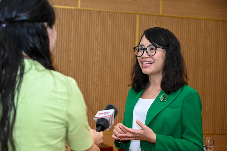 Nhà báo Nguyễn Thị Minh Nhâm, Giám đốc, Tổng Biên tập Đài Phát thanh-Truyền hình và Báo Bình Phước. Nhà báo Nguyễn Thị Minh Nhâm, Giám đốc, Tổng Biên tập Đài Phát thanh-Truyền hình và Báo Bình Phước.