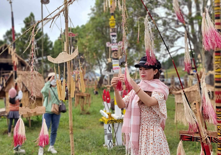 Du khách khám phá không gian trưng bày cây nêu.