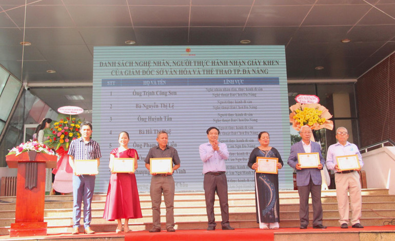 Đà Nẵng vinh danh các nghệ nhân, người thực hành có nhiều đóng góp cho văn hóa di sản thành phố.