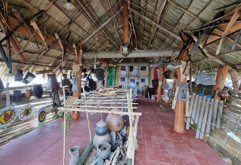 Trong không gian nhà dài của người Ê Đê.