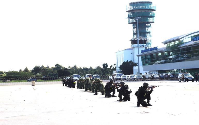 Lực lượng công an sẵn sàng chiến đấu bảo vệ sân bay.