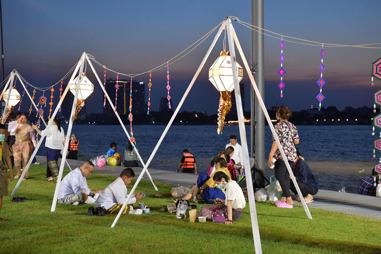 Vào ngày lễ, người dân Thái Lan khoác lên mình những trang phục truyền thống và cùng gia đình, người thân, bạn bè tới các con sông, hồ để thực hiện nghi lễ thả đèn hoa đăng.