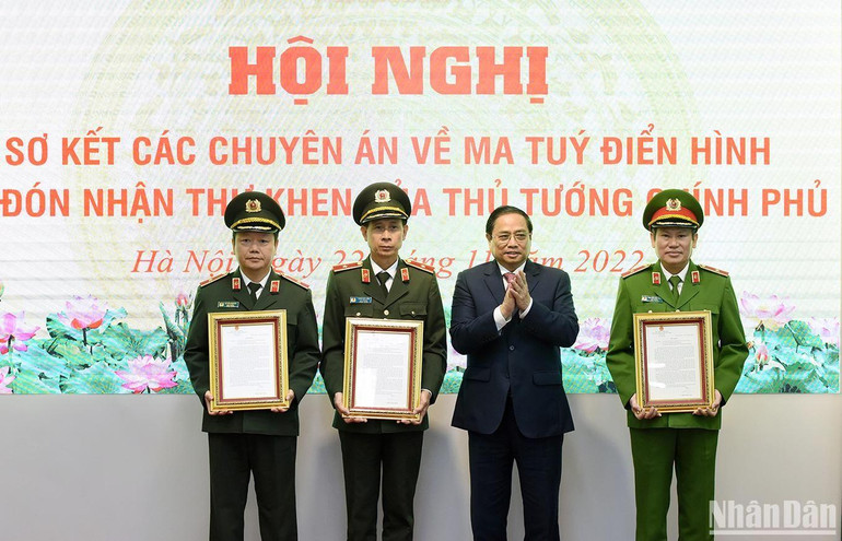 Thủ tướng Phạm Minh Chính trao thư khen cho các tập thể có thành tích xuất sắc trong các chuyên án về ma túy.