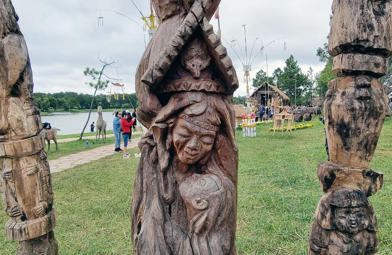 Tượng gỗ dân gian có vị trí đặc biệt trong đời sống văn hóa, tâm linh của các dân tộc thiểu số ở Tây Nguyên.