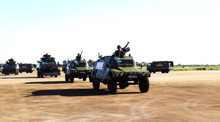 Xe bọc thép và lực lượng cảnh sát đặc nhiệm, phòng, chống khủng bố tham gia diễn tập.