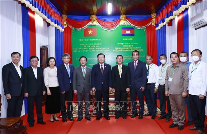 Chủ tịch Quốc hội Vương Đình Huệ với Phó Tỉnh trưởng Kampong Thom Nhek Bankheng cùng đại biểu.