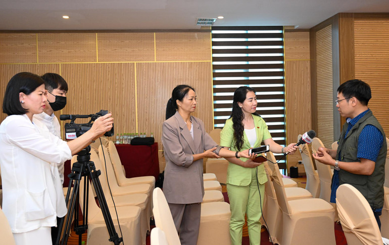 Các diễn giả trả lời phỏng vấn tại Hội nghị. Các diễn giả trả lời phỏng vấn tại Hội nghị.