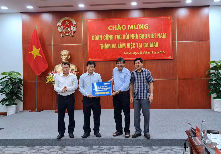 Hội Nhà báo Việt Nam trao quà hỗ trợ học sinh khó khăn vùng sông nước Cà Mau.
