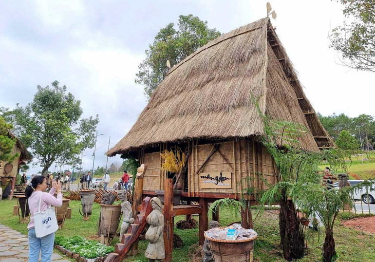 Tái hiện nguyên bản nhà rông người Ba Na Rơ Ngao.