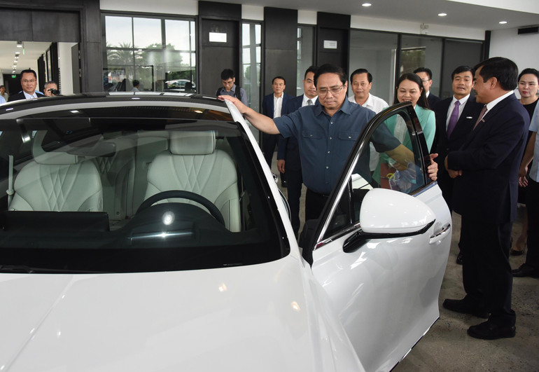 Thủ tướng Phạm Minh Chính xem mẫu xe điện do Hyundai Thành Công sản xuất và lắp ráp. (Ảnh: Trần Hải)