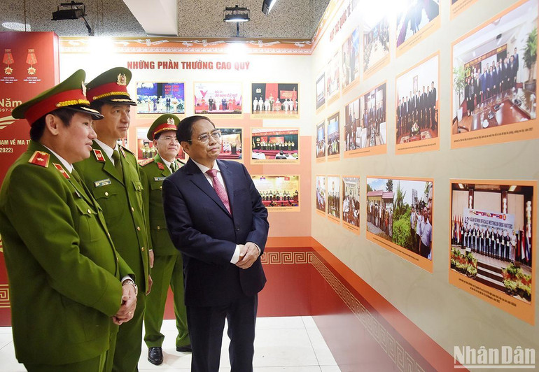 Thủ tướng Phạm Minh Chính thăm Phòng truyền thống của Cục Cảnh sát điều tra tội phạm về ma túy.