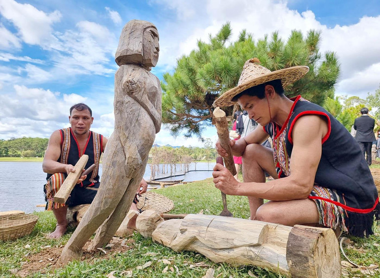 Nghệ nhân dùng đục tạc tượng gỗ.