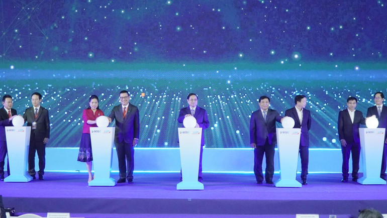 Thủ tướng Chính phủ Phạm Minh Chính cùng đại diện lãnh đạo nhiều bộ, ngành Trung ương và tỉnh Bà Rịa-Vũng Tàu khai trương cụm cảng-bồn, bể chuyên dụng và nhà máy tiện ích trung tâm của Tổ hợp Hóa dầu miền nam.