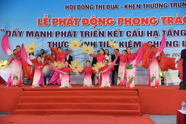 Chương trình nghệ thuật mở đầu cho buổi lễ phát động.