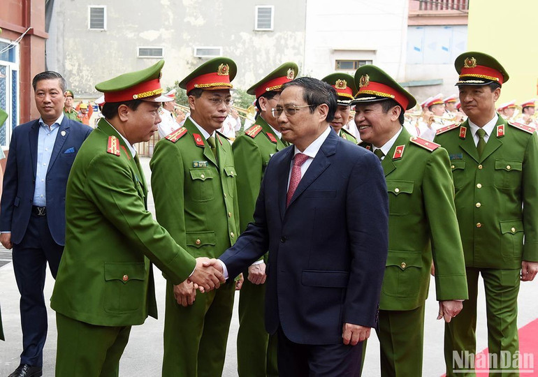 Thủ tướng Phạm Minh Chính với lãnh đạo Cục Cảnh sát điều tra tội phạm về ma túy.