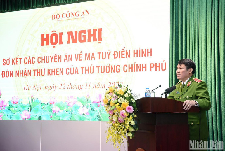 Đại diện lãnh đạo Cục CO4 trình bày báo cáo kết quả đấu tranh các chuyên án.