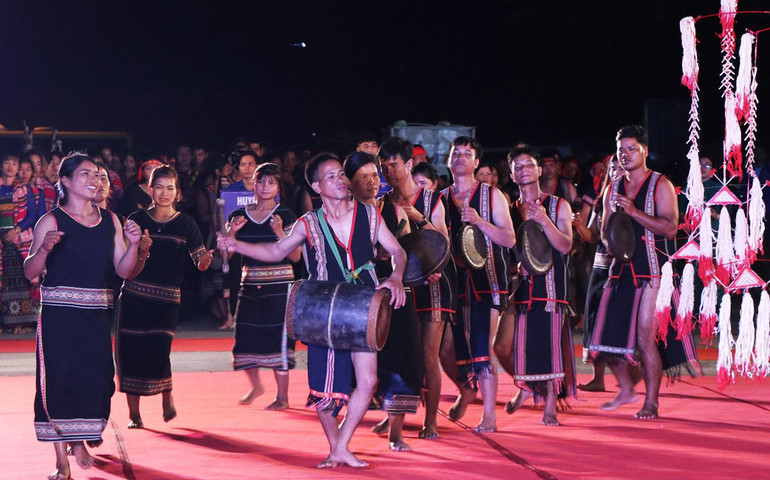 Nghệ nhân huyện Kon Plông trình diễn cồng chiêng, xoang tại Hội thi.