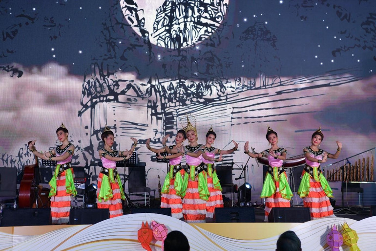Một tiết mục văn nghệ truyền thống được biểu diễn trong lễ hội.