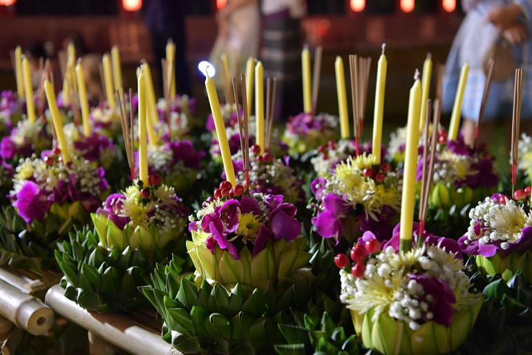 Những chiếc đèn hoa đăng có đường kính khoảng 20cm, được tạo ra từ một khúc thân cây chuối và được trang trí cầu kỳ bằng hoa tươi, lá xanh đan kết cùng với nến và hương thơm.