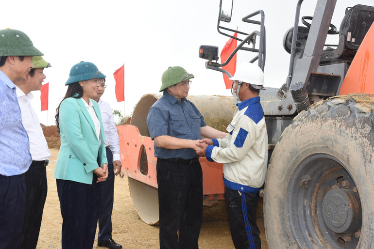 Thủ tướng Phạm Minh Chính động viên công nhân đang thi công tuyến đường Đông-Tây đoạn qua tỉnh Ninh Bình.