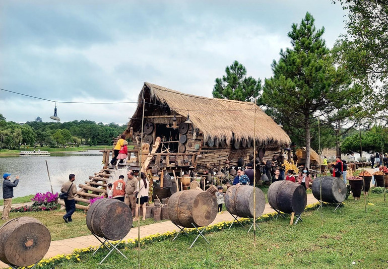 Một góc không gian triển lãm “Thiên đường Tây Nguyên”.