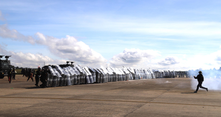 Tình huống giả định lực lượng cảnh sát cơ động sẵn sàng ngăn chặn người biểu tình bạo loạn chiếm sân bay.