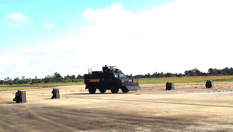 Cảnh sát cơ động sẵn sàng chiến đấu.