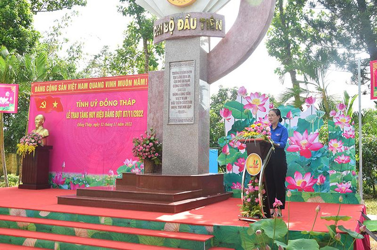 Đảng viên trẻ bày tỏ cảm nghĩ tại buổi trao Huy hiệu Đảng ở Chi bộ An Nam Cộng sản Đảng đầu tiên của tỉnh Đồng Tháp.