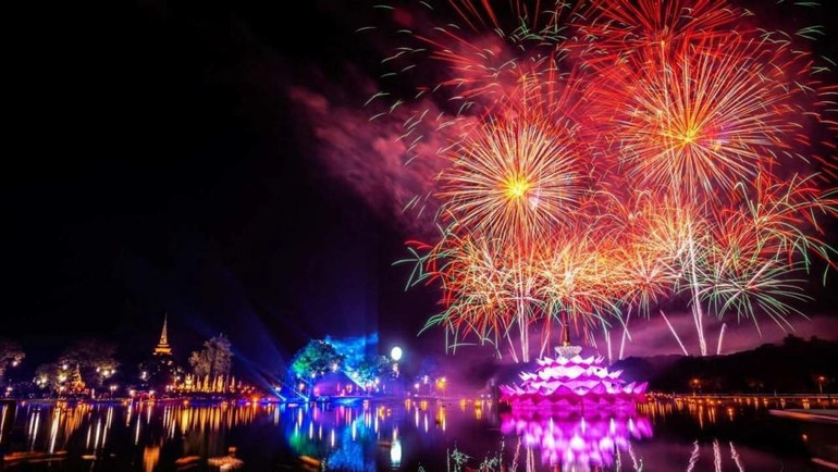Mùa lễ hội Loy Krathong ở Thái Lan năm nay được bắt đầu bằng các hoạt động được tổ chức tại tỉnh Sukhothai từ đầu tuần này. Ảnh: Màn bắn pháo hoa rực rỡ trên bầu trời Công viên Lịch sử tỉnh Sukhothai. (Ảnh: Thairath)