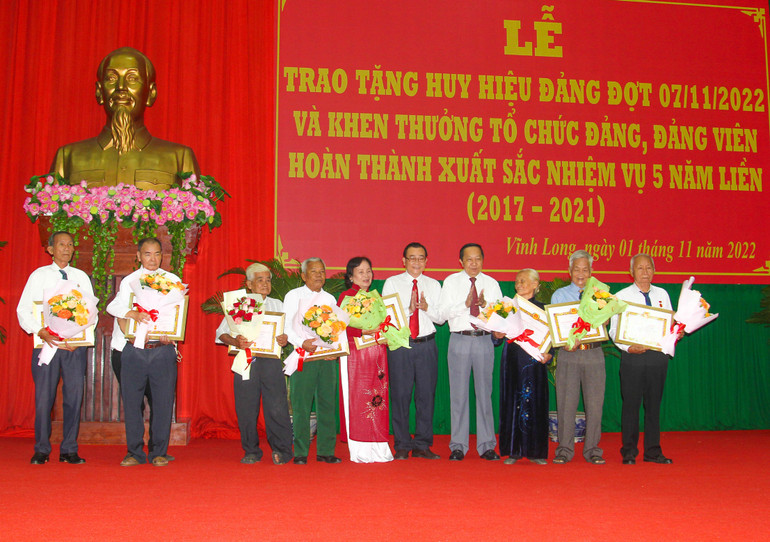 Lãnh đạo tỉnh Vĩnh Long trao Huy hiệu Đảng cho những vị cao niên tuổi Đảng.