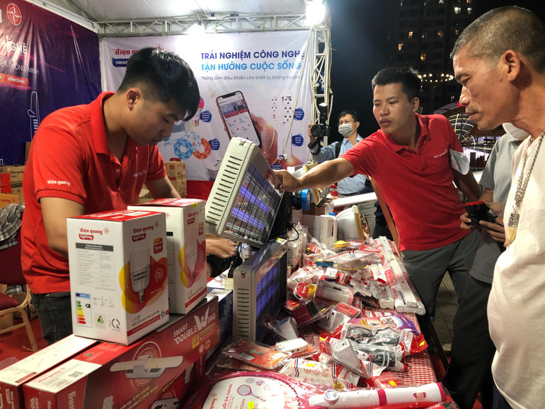 Người tiêu dùng tham quan, mua sắm các mặt hàng giảm giá tại Tháng Khuyến mại Hà Nội.