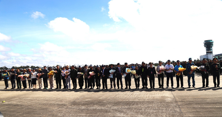 Ban Chỉ đạo, Ban Chỉ huy diễn tập tặng hoa cho các lực lượng tham gia diễn tập.