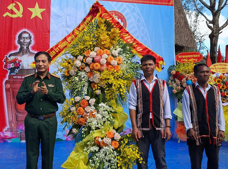 Đại tướng Phan Văn Giang tặng hoa của Quân ủy Trung ương, Bộ Quốc phòng cho Đảng ủy xã Đăk La và Chi bộ thôn Đăk Tiêng Kơ Tu nhân Ngày hội. Đại tướng Phan Văn Giang tặng hoa của Quân ủy Trung ương, Bộ Quốc phòng cho Đảng ủy xã Đăk La và Chi bộ thôn Đăk Tiêng Kơ Tu nhân Ngày hội.