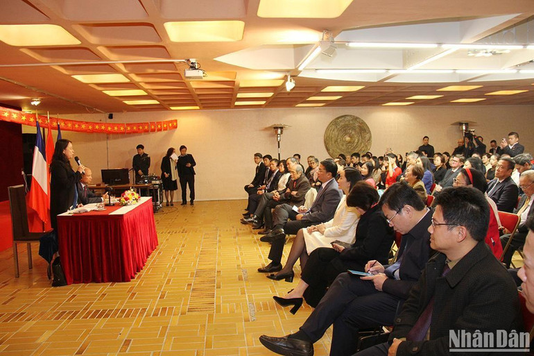 Đông đảo các thế hệ người Việt tại Pháp tham dự cuộc gặp với Phó Chủ tịch nước Võ Thị Ánh Xuân và mong đóng góp nhiều hơn cho công cuộc phát triển đất nước.