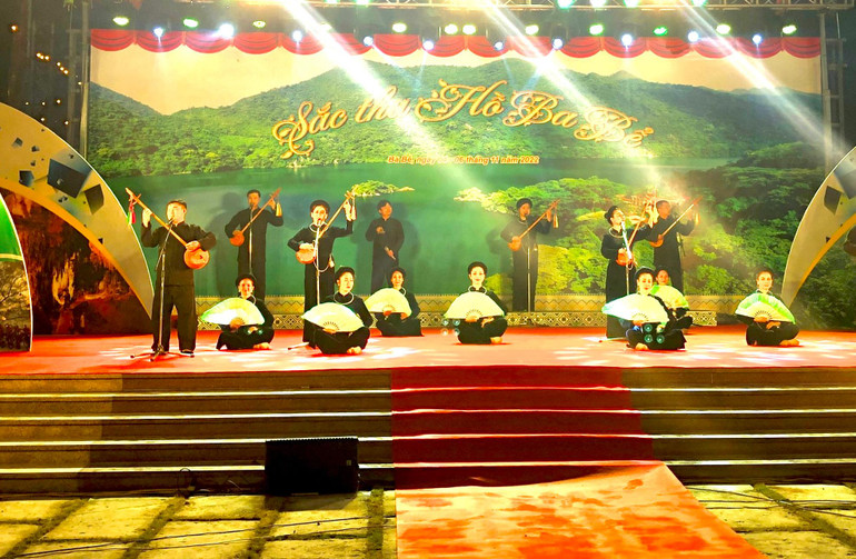 Trình diễn văn nghệ khai mạc chương trình Sắc thu hồ Ba Bể.